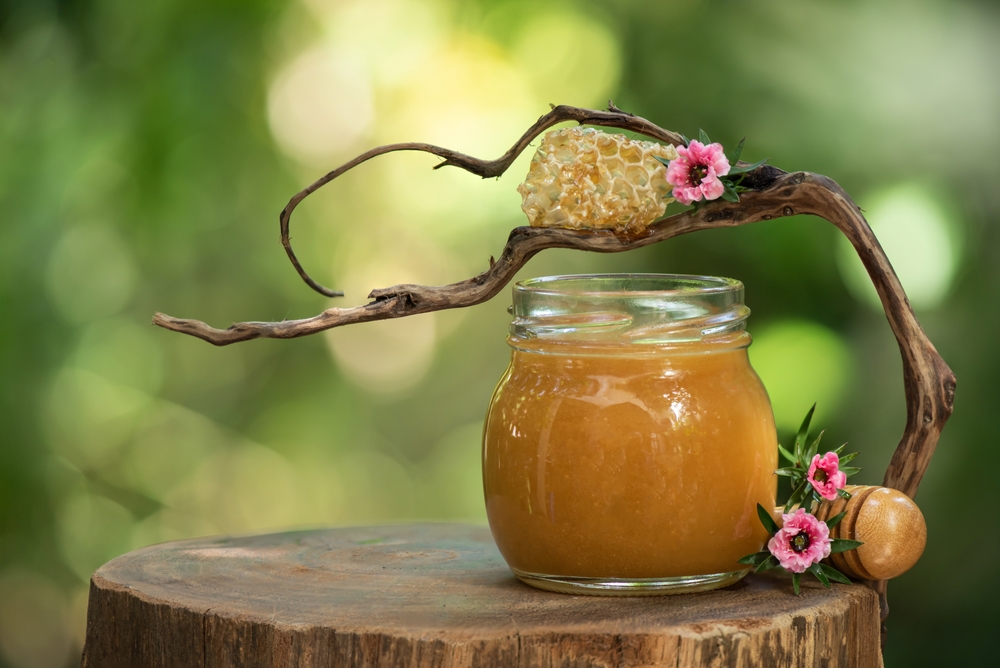 Manuka Honing: Het zoete geheim voor een stralende huid